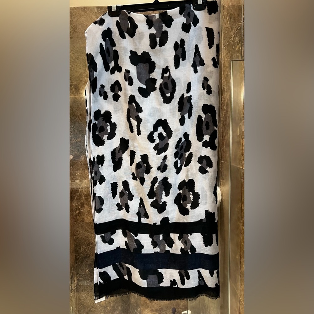 NWT Rectangular Black and White Wrap - Picture 1 of 7